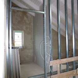 Wandtrockenputz-Trockenbauwand-Staenderwerk-Raumteiler-Schallschutz